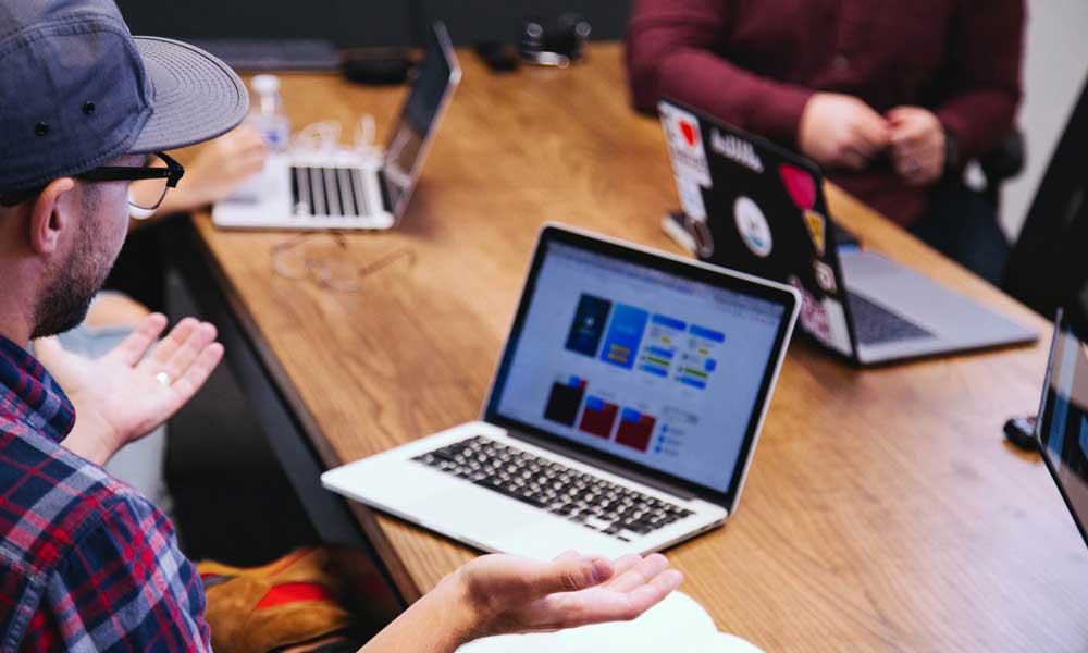 パソコンを開いた会議の様子